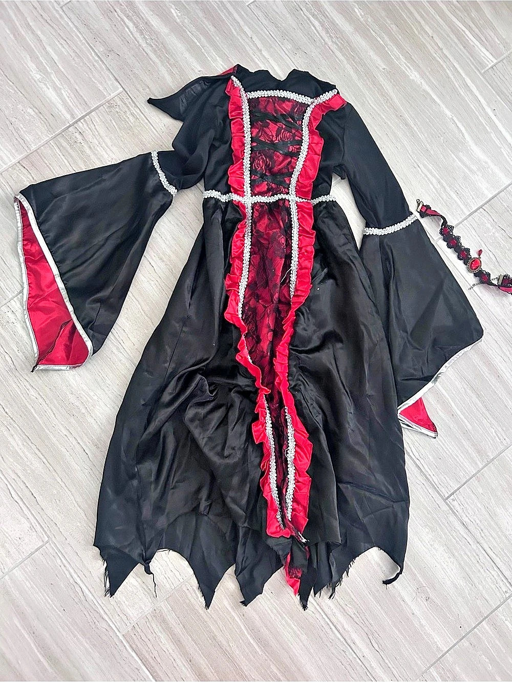 Kids vampire costume size L
